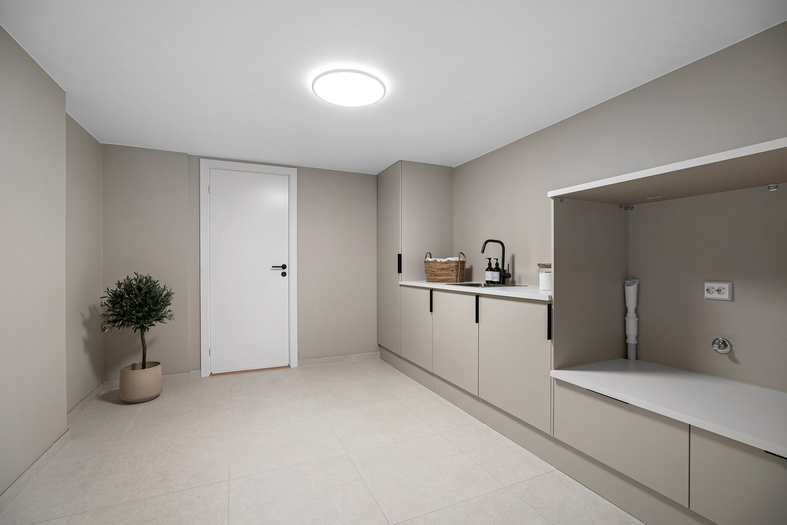 Vaskerommet har opplegg for vaskemaskin Galleribilde