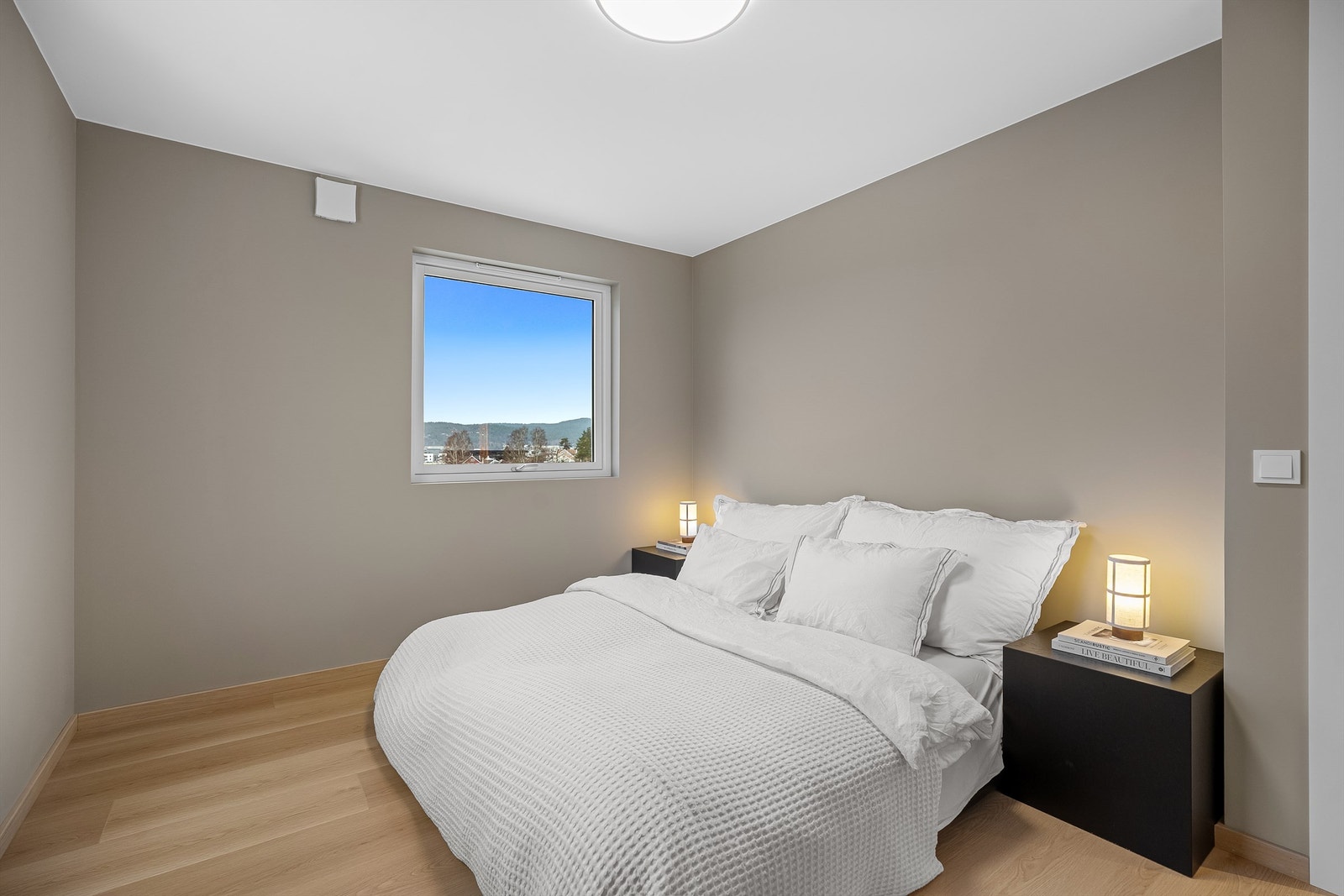 Soverom 2 - med plass til dobbeltseng og nattbord Galleribilde