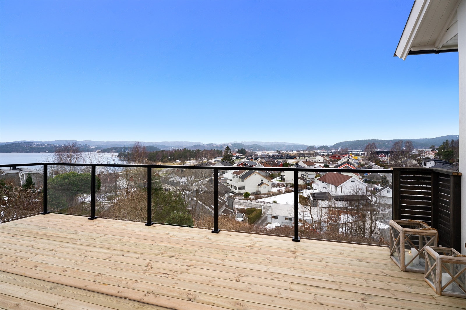 Det er oppført nytt rekkverk av metall og glass som utvider utsikten Galleribilde