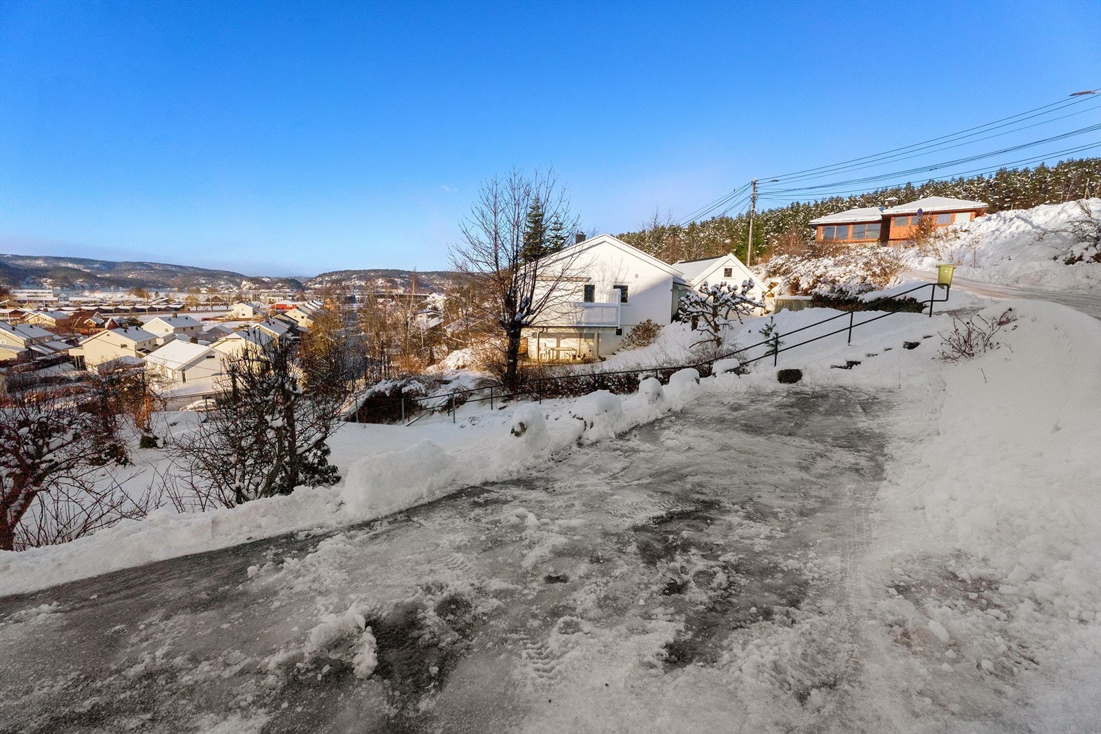 Parkeringsplassen ligger rett med trappen som er en liten snarvei ned mot hovedveien Galleribilde