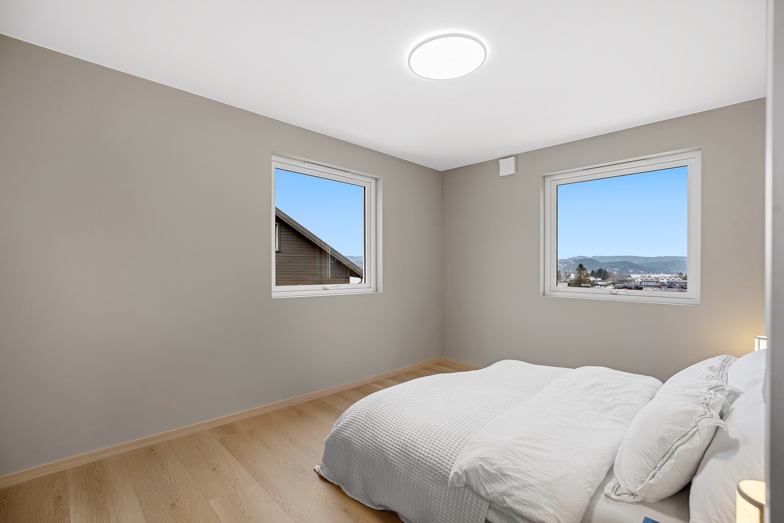 Soverom 2 - vendt mot Hamresanden strand Galleribilde