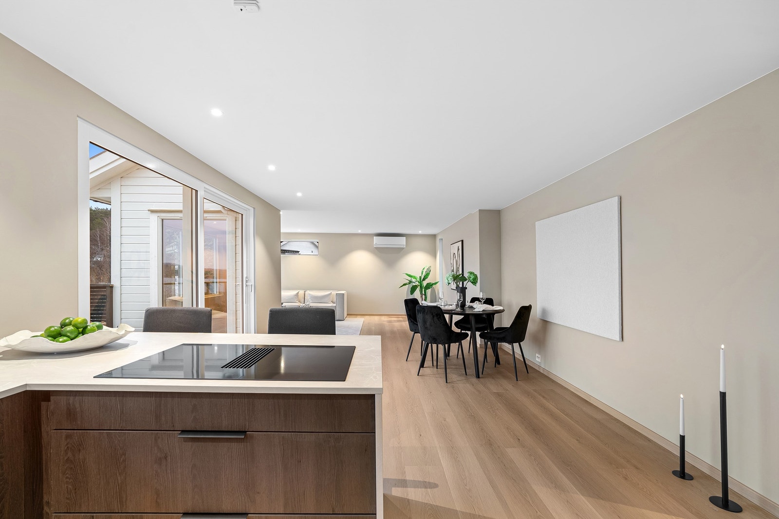 Platetoppen på kjøkkenøya gir et sosialt og hyggelig preg Galleribilde