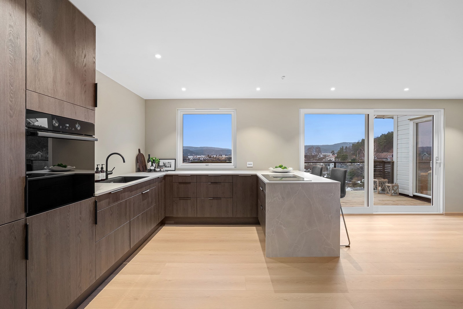 Kjøkkenet er innredet med HTH kjøkkeninnredning Galleribilde