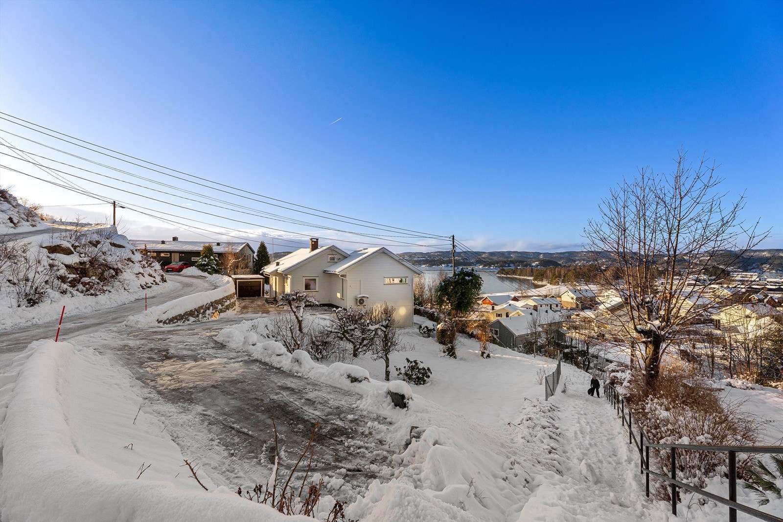 Parkeringsplass like ved gateveien Galleribilde