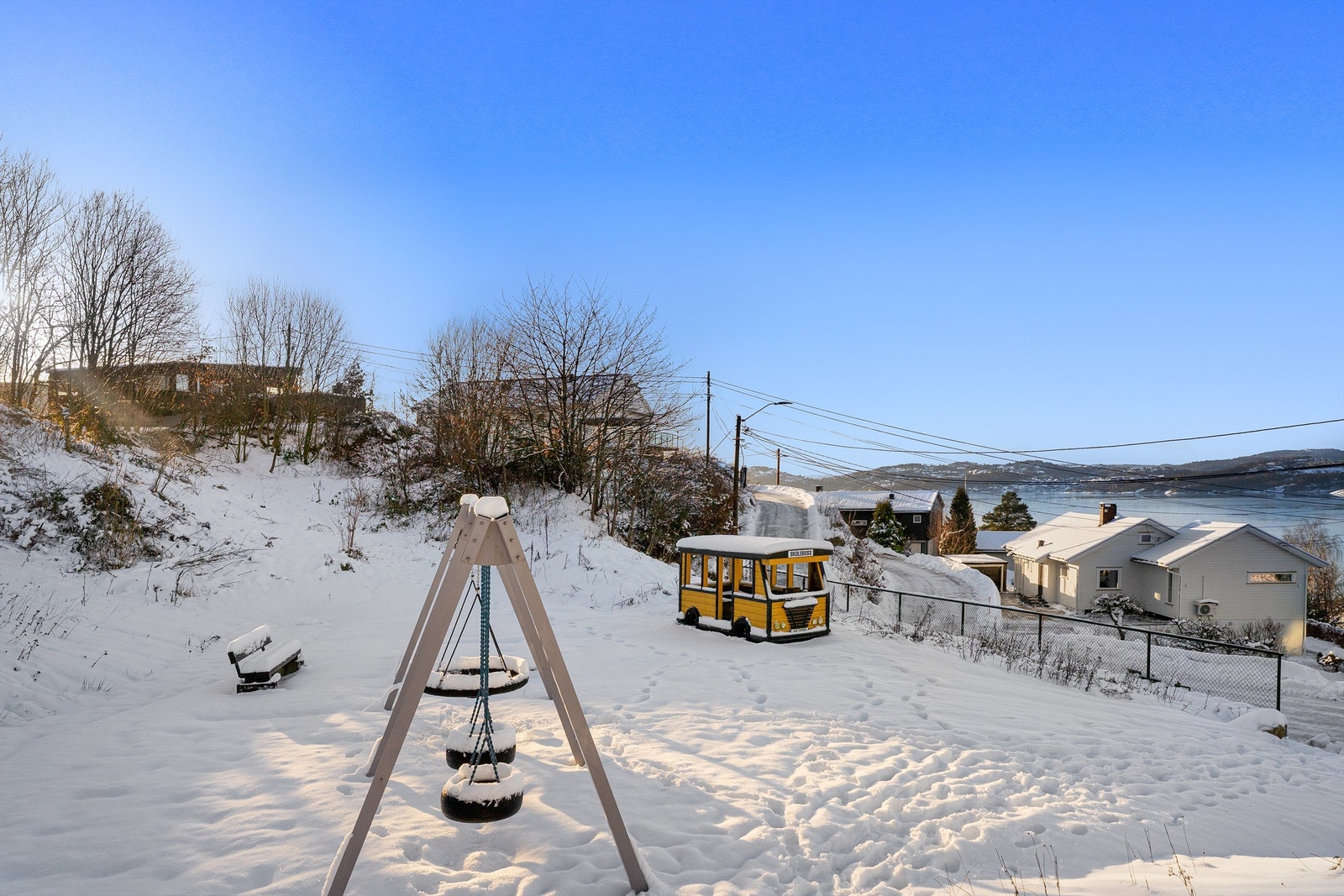 Lekeplass rett ovenfor veien Galleribilde