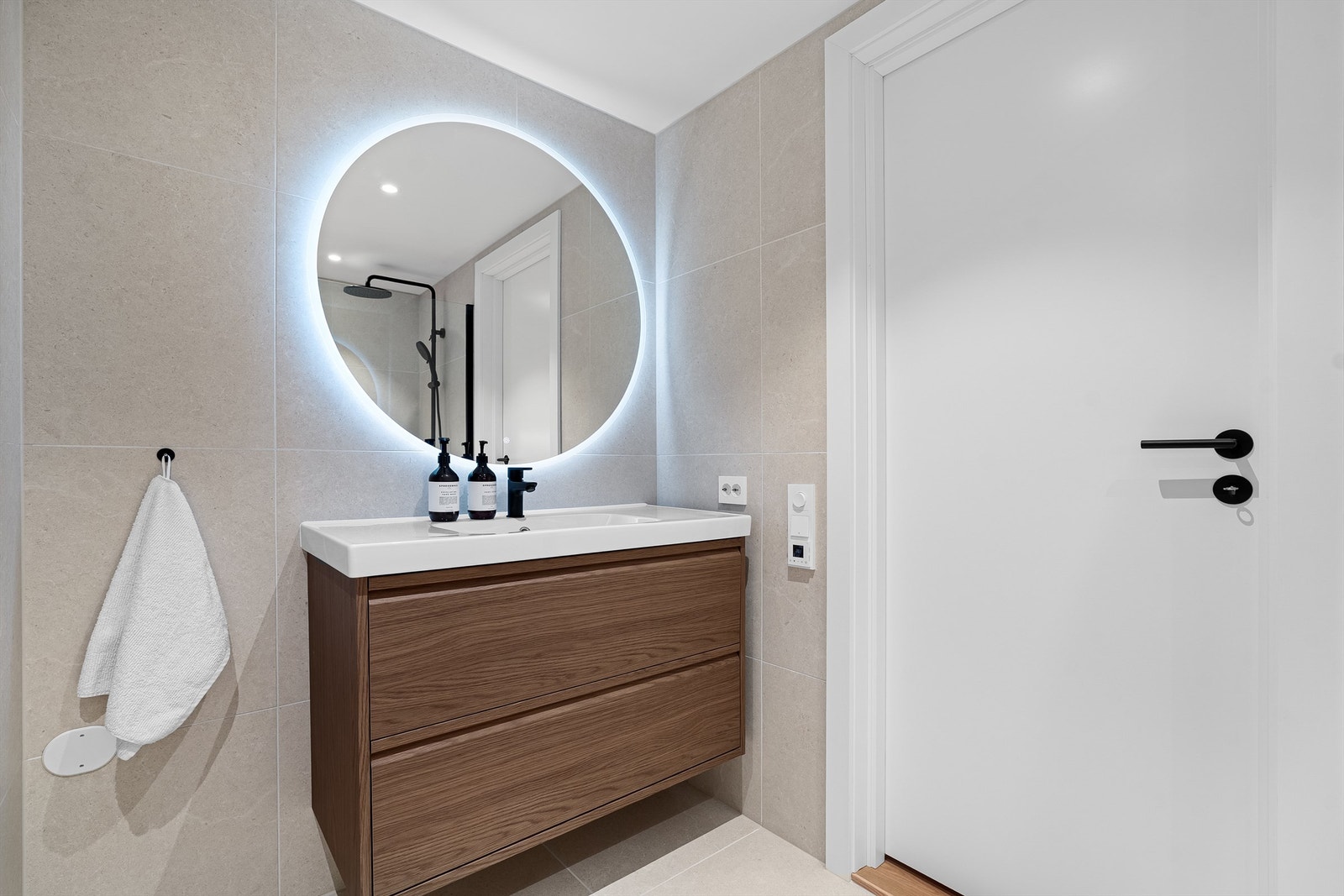 Stor og romslig servant med god oppbevaringsplass Galleribilde