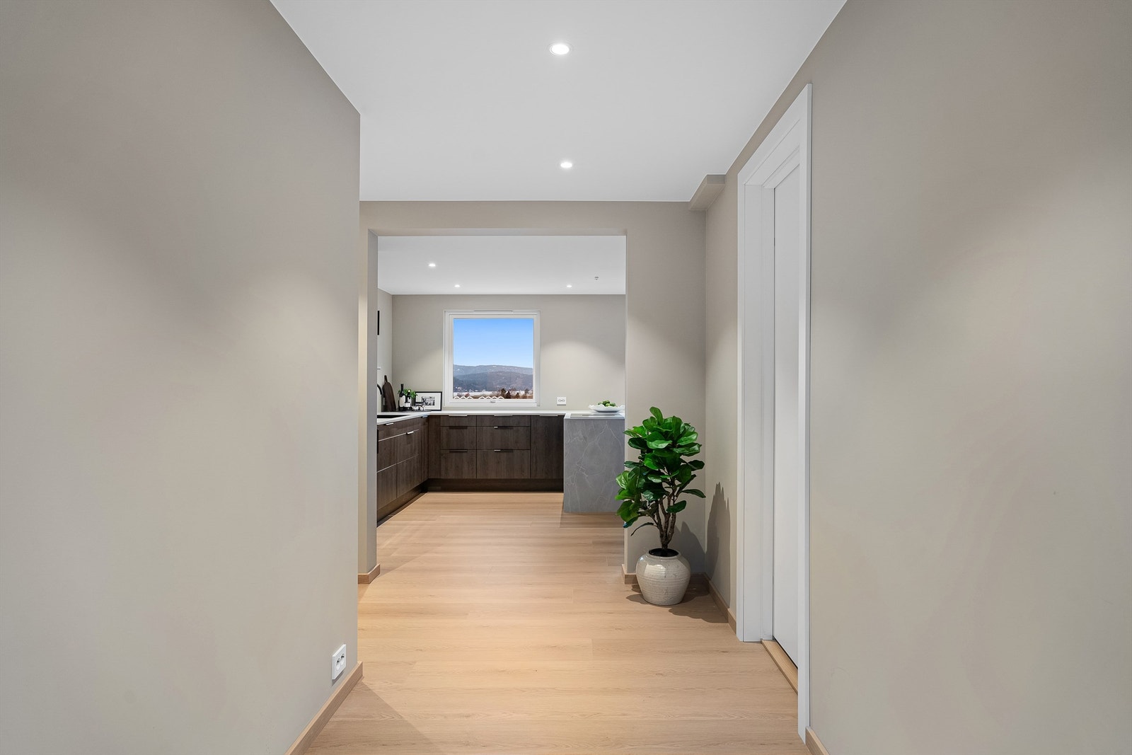 Fra gangen inn mot kjøkkenet Galleribilde