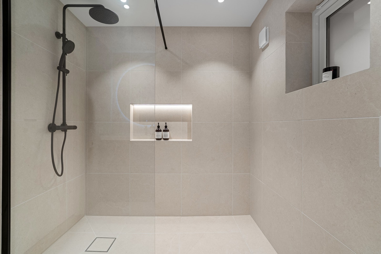 Dusjnisje med glassvegg Galleribilde