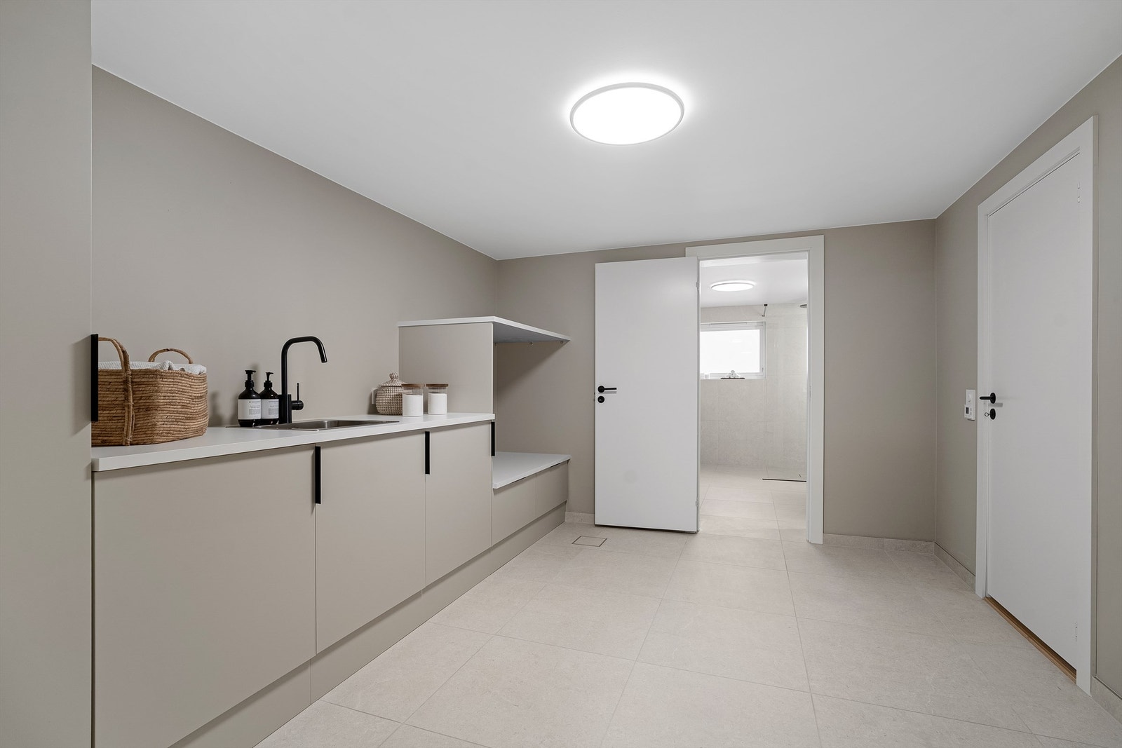 Vaskerom med innredning fra HTH-vaskerom og direkte inngang til bad Galleribilde