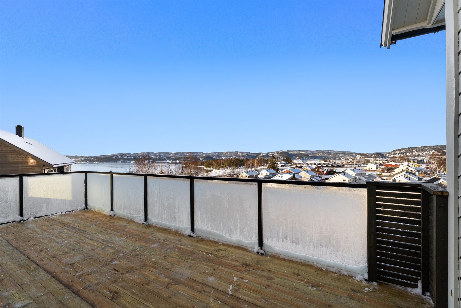 Terrassen har en god størrelse med god utsikt Galleribilde