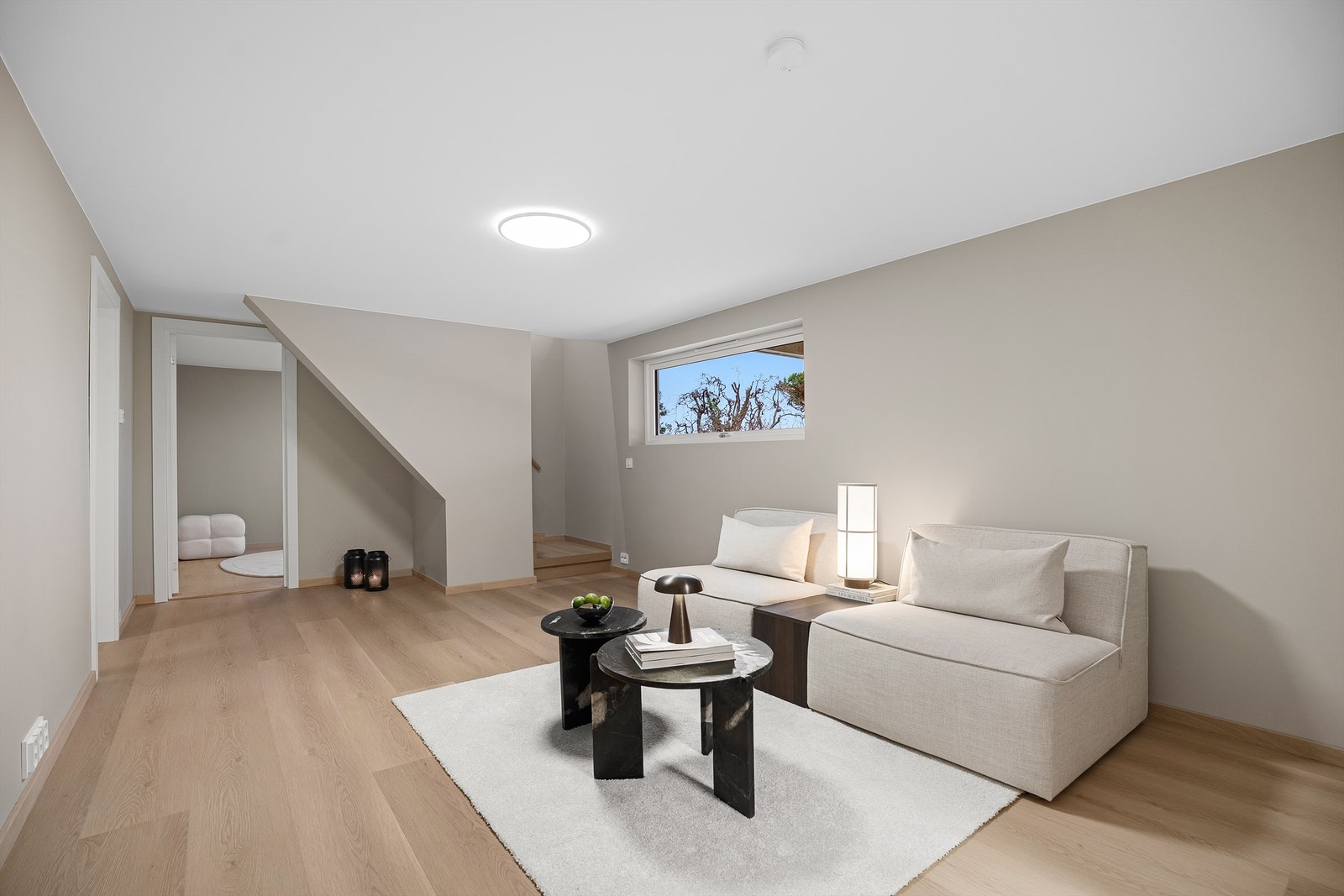 Kjellerstue med god plass til sittegruppe Galleribilde