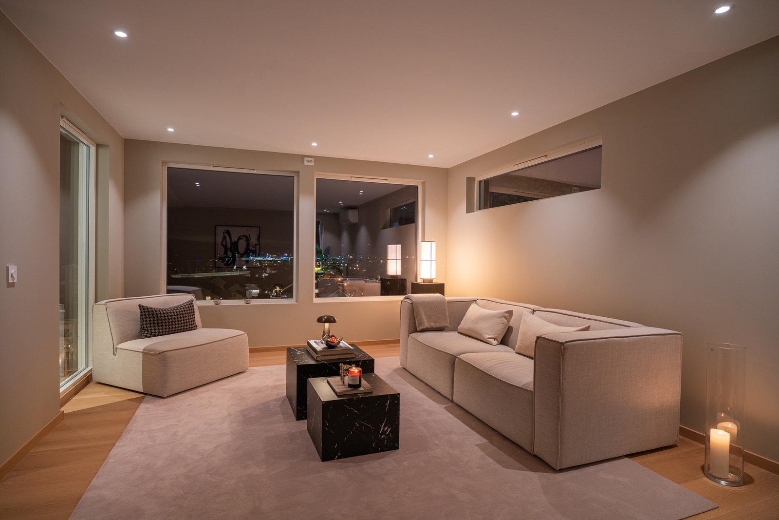 God plass til en sofagruppe med god utsikt utover Hamresanden Galleribilde