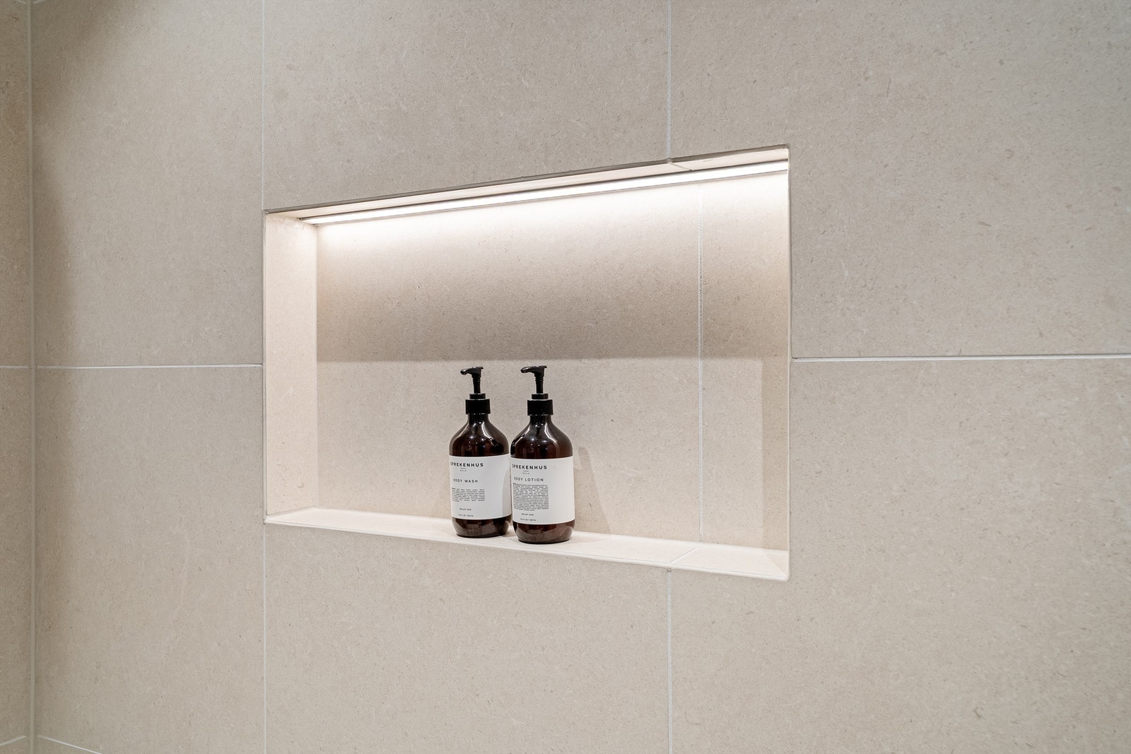 Detaljbilde av hylle/nisje i dusjen Galleribilde