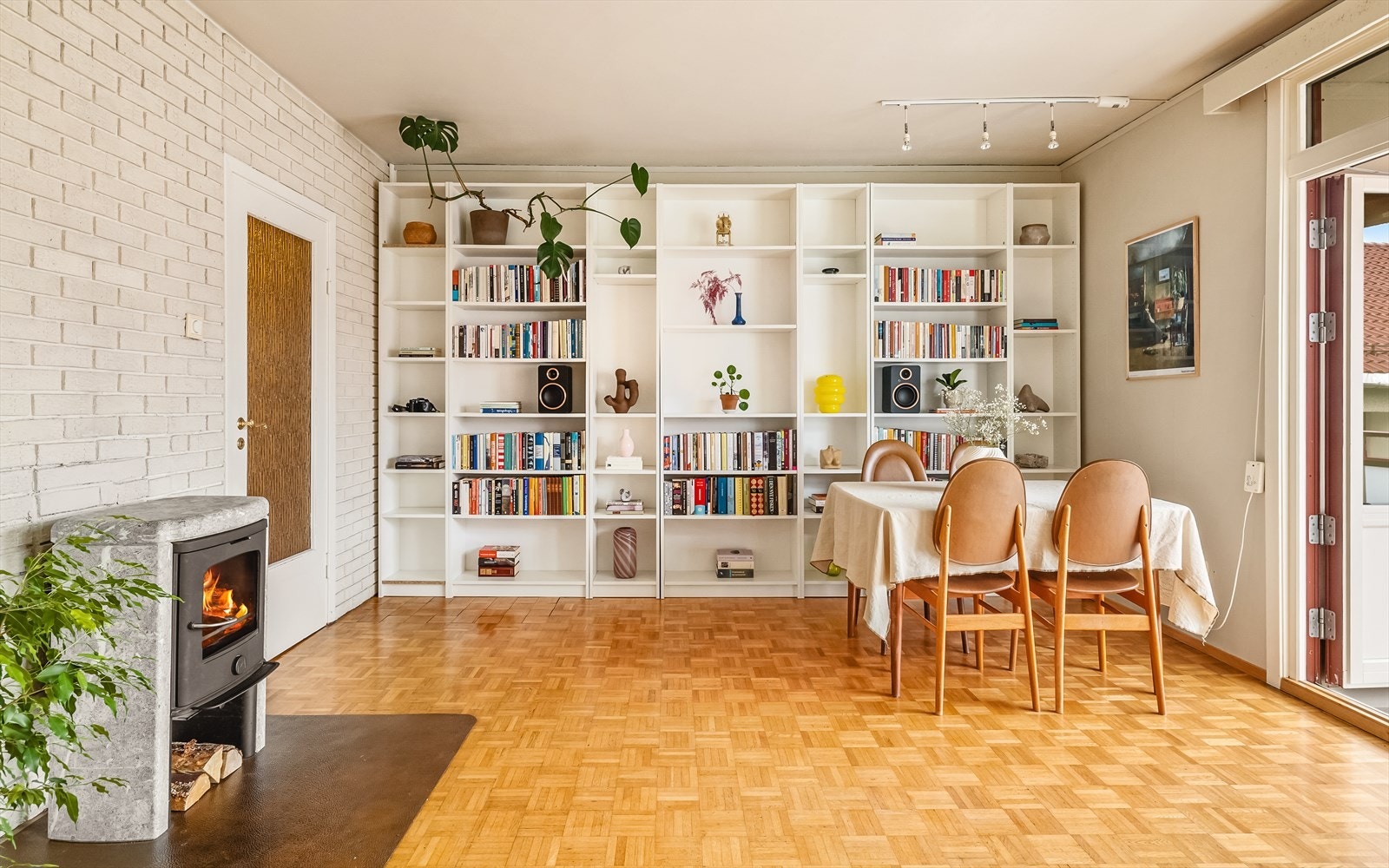 Den generøse hylleseksjonen gir rom for planter, pynt og oppbevaring. Galleribilde