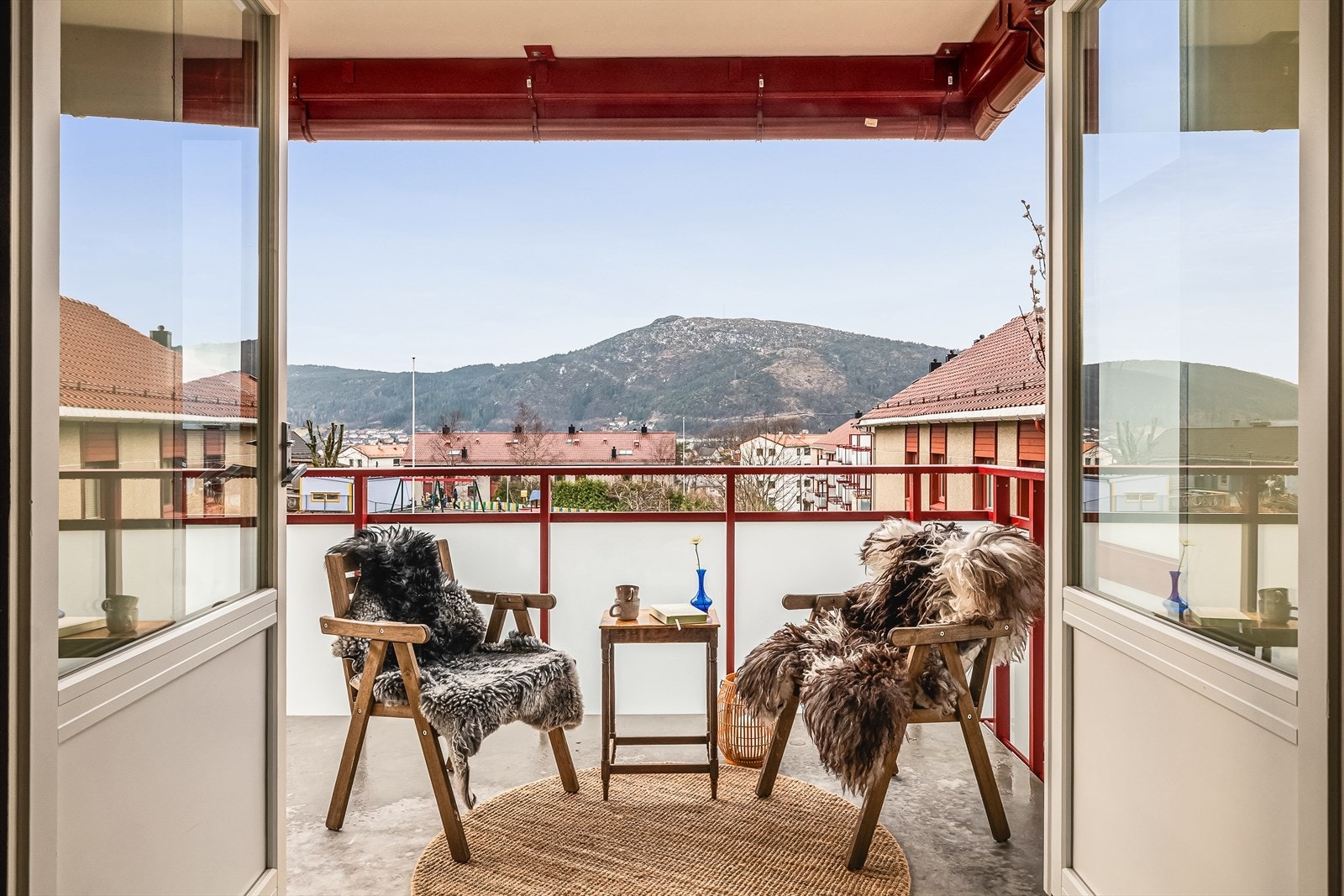 Overbygget på balkongen gjør det mulig å la møblene stå ute året gjennom. Her kan solen nytes frem til ca kl 22 på sommeren. Galleribilde