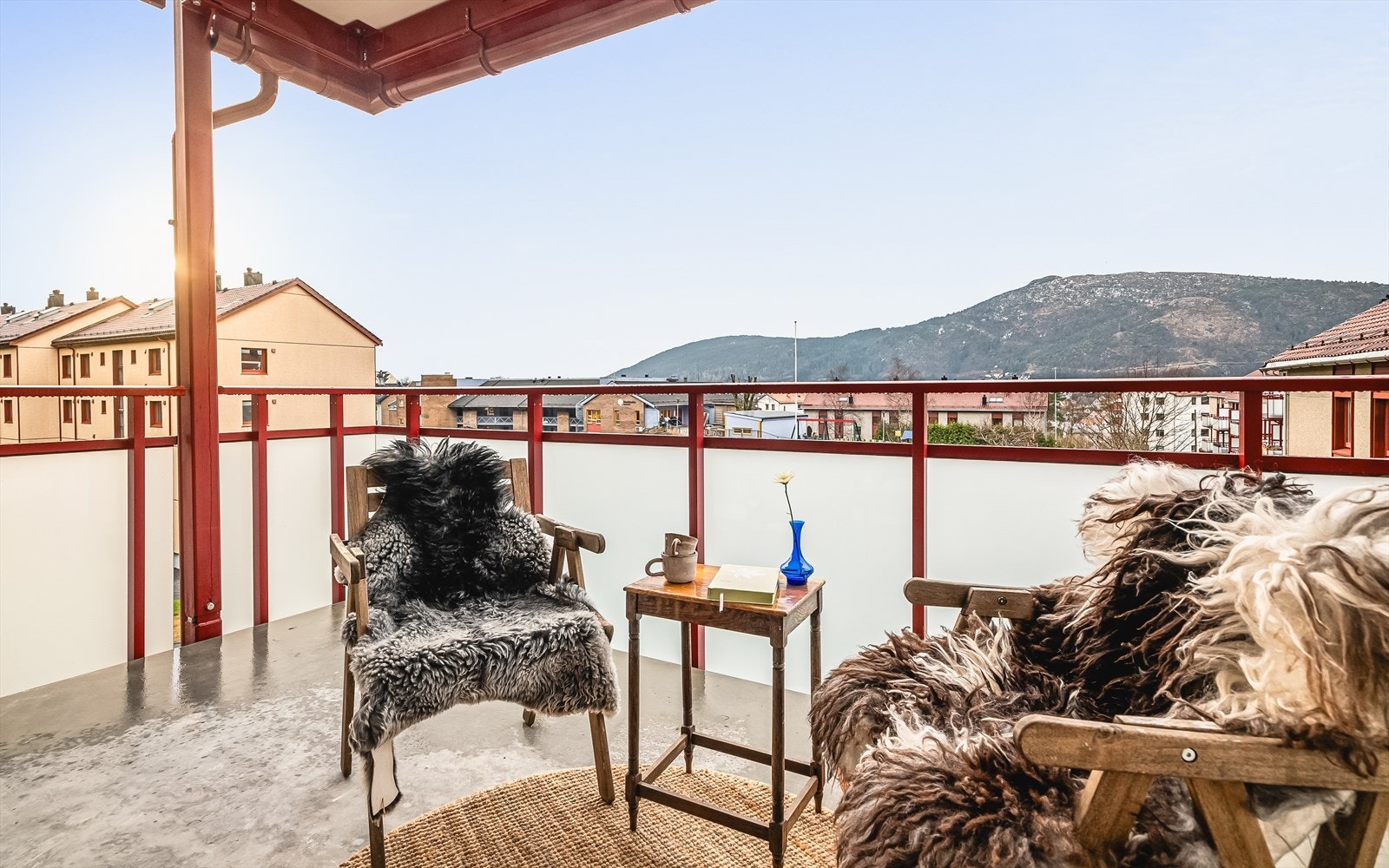 I 2025 fikk aksjelaget nye, større balkonger med glassrekkverk. Balkongen er vestvendt med meget gode solforhold. Galleribilde