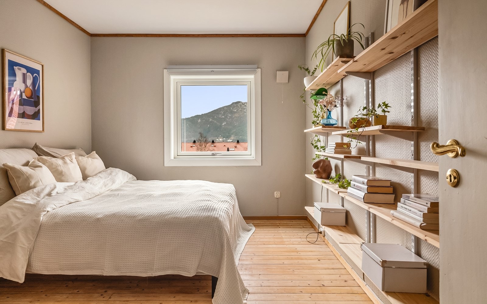 Det er to soverom i boligen - begge er av generøs størrelse. Hovedsoverommet måler hele 12,3 kvm. Galleribilde