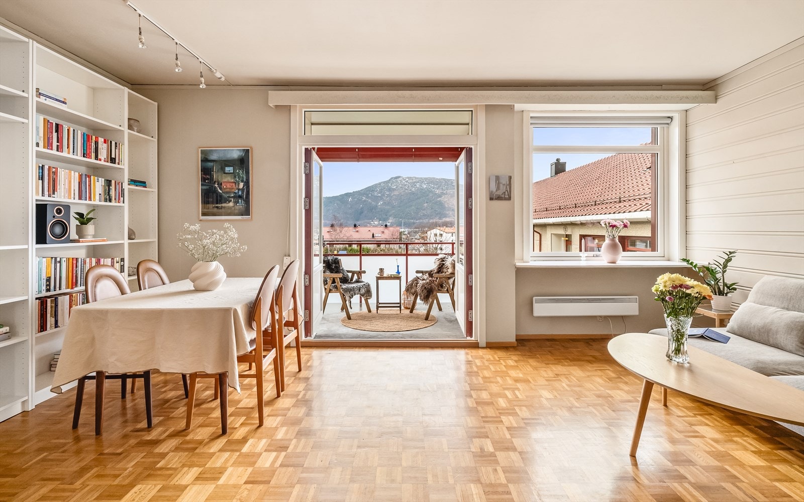 Doble balkongdører gjør at balkongen oppleves som en forlengelse av stuen på varme sommerdager. Galleribilde