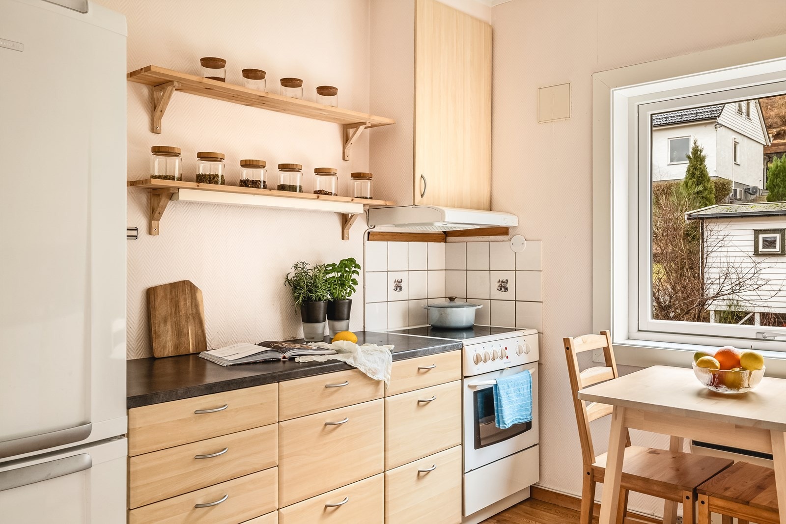 Kjøkkenet har innredning med slette fronter og slitesterk laminert benkeplate. Galleribilde