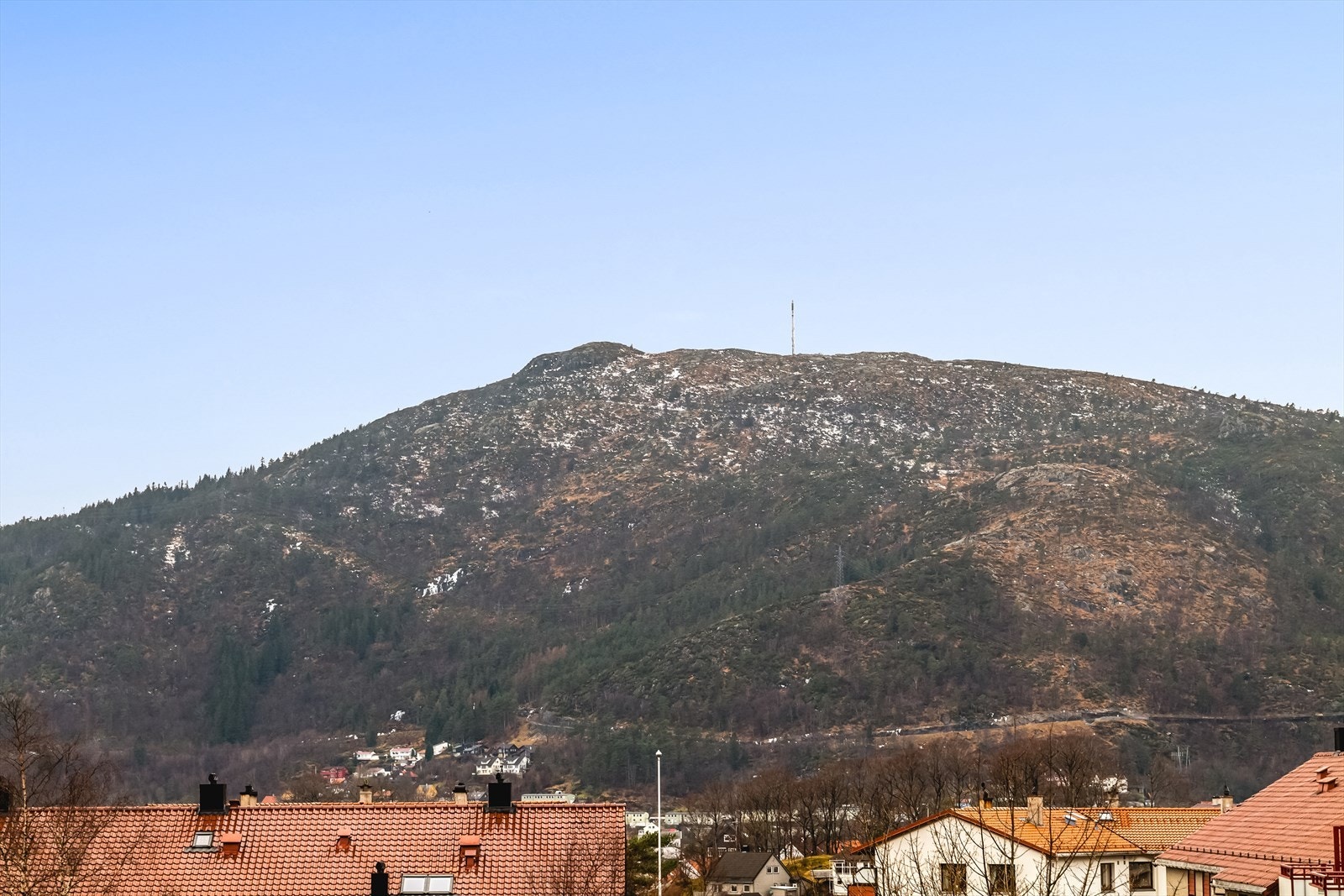 Fra balkongen kan man i tillegg til gode solforhold nyte vidstrakt utsikt over nærområdet og til toppen av Løvstakken. Galleribilde