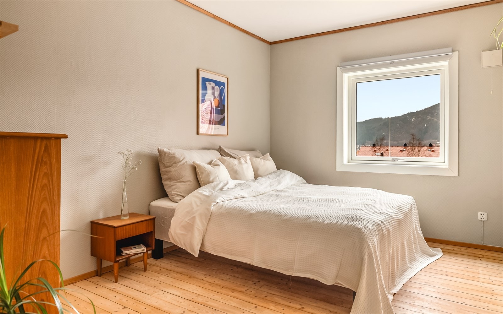 Det er god plass til dobbeltseng av ønsket størrelse med tilhørende nattbord på hovedsoverommet. Galleribilde