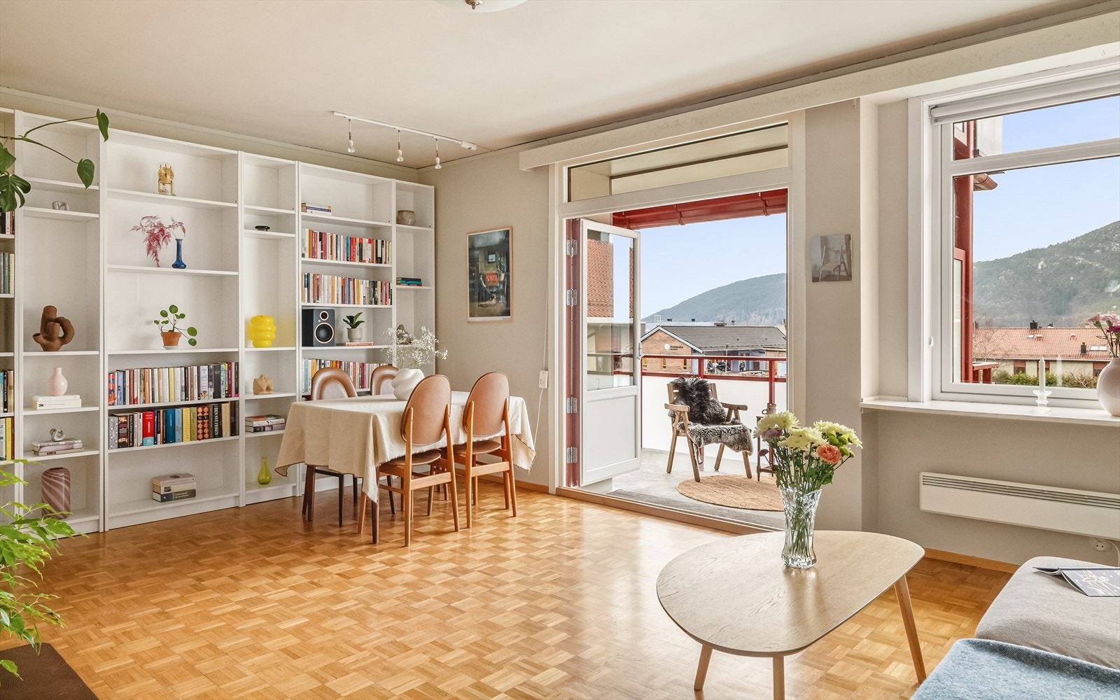 Det er god plass til innredning med både sofagruppe og spisebord i stuen Galleribilde