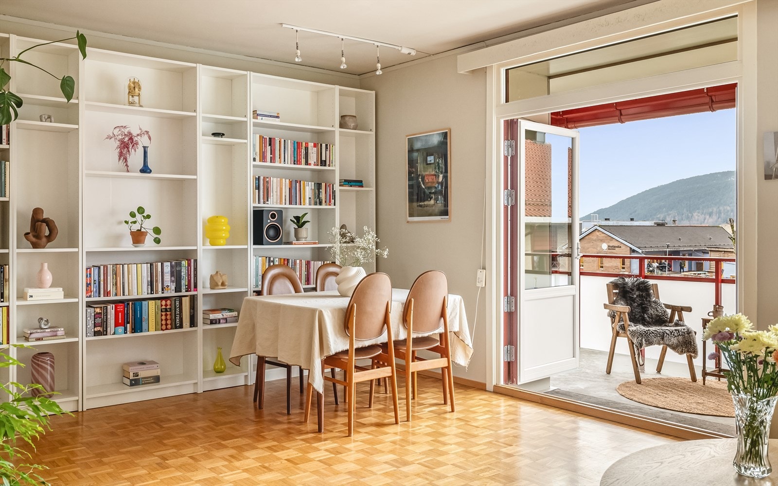 Store vindusflater og doble balkongdører sørger for rikelig med naturlig lys og økt romfølelse i stuen. Galleribilde