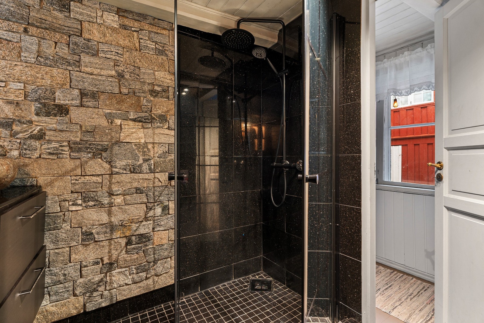 Eksklusiv dusjnisje med rainshower for ekstra komfort. Galleribilde