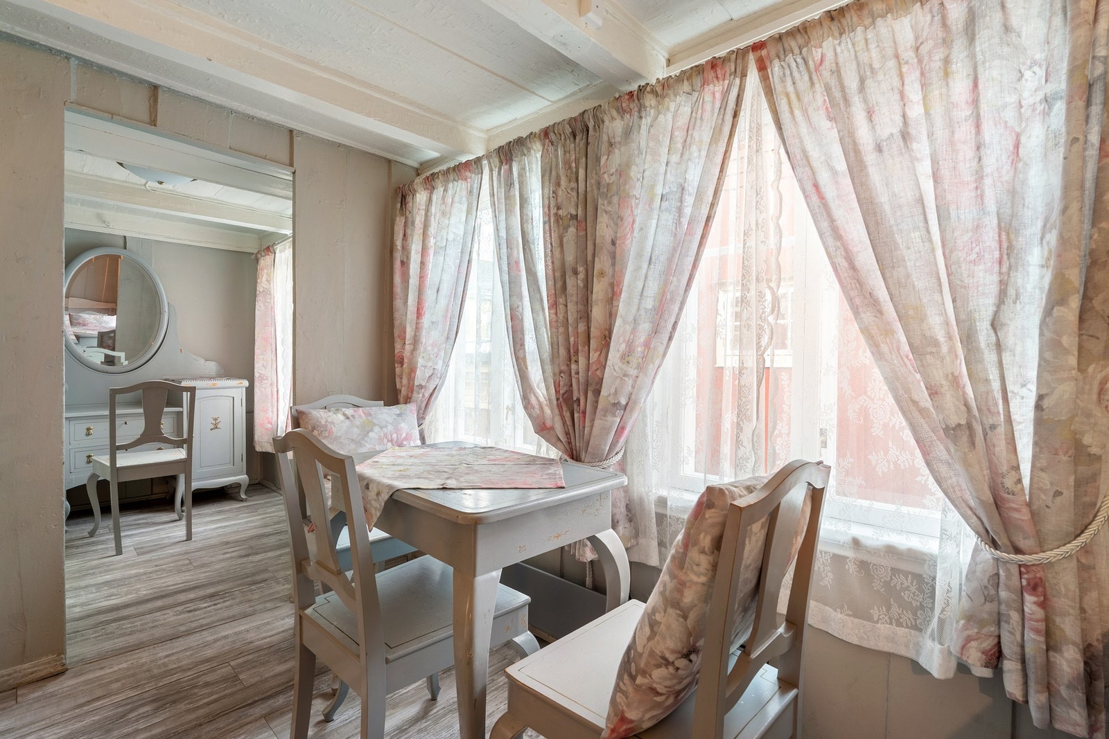 Tilknyttet hovedsoverommet finner du i dag et kontor, som også egner seg svært godt som walk-in-garderobe. Galleribilde