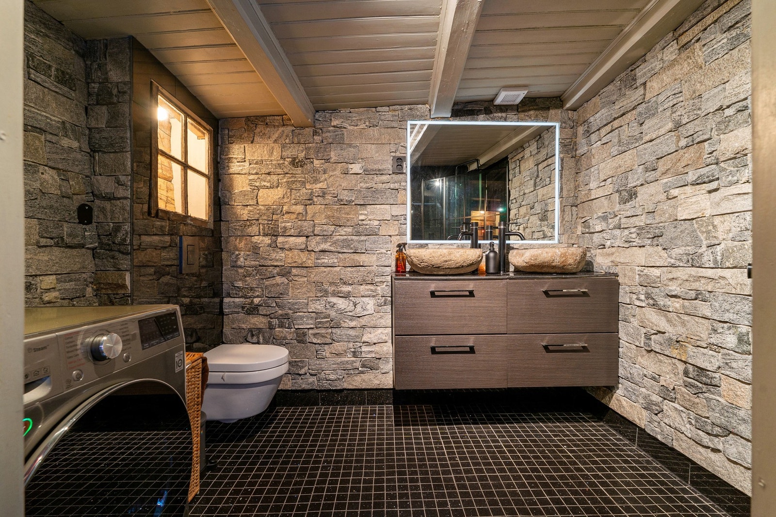 Svært delikat og moderne bad som samtidig ivaretar bygårdens særpreg. Galleribilde