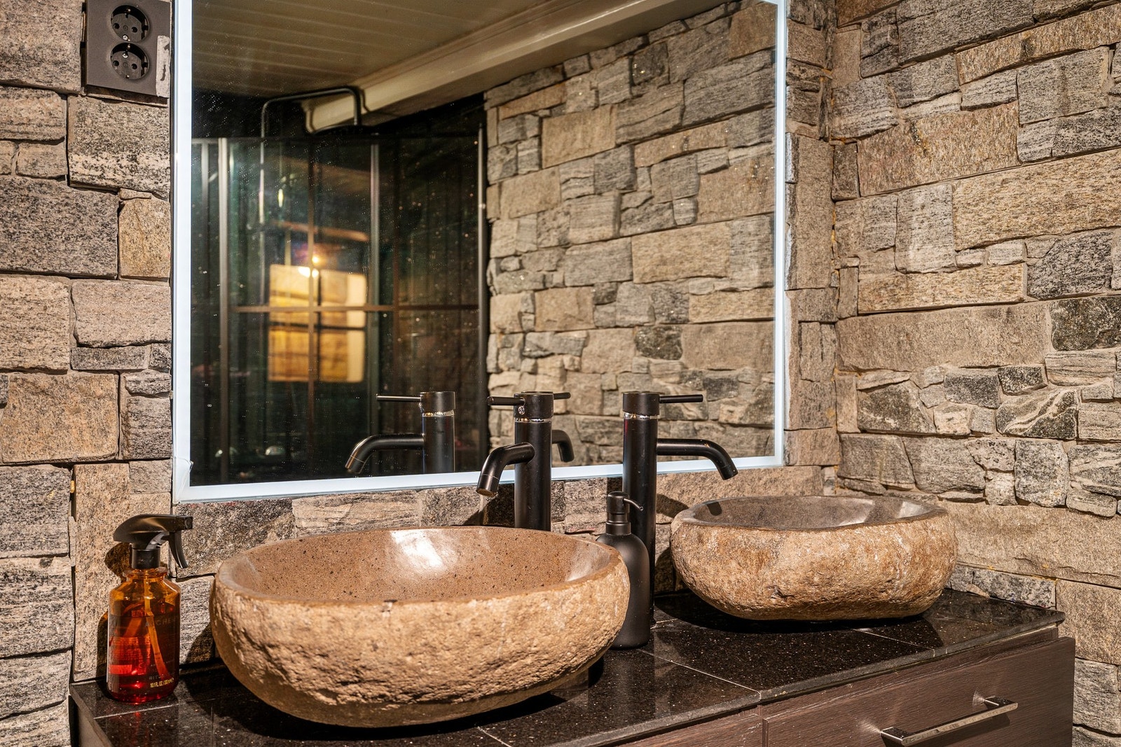 Praktisk dobbel servant gir god funksjonalitet i hverdagen. Galleribilde