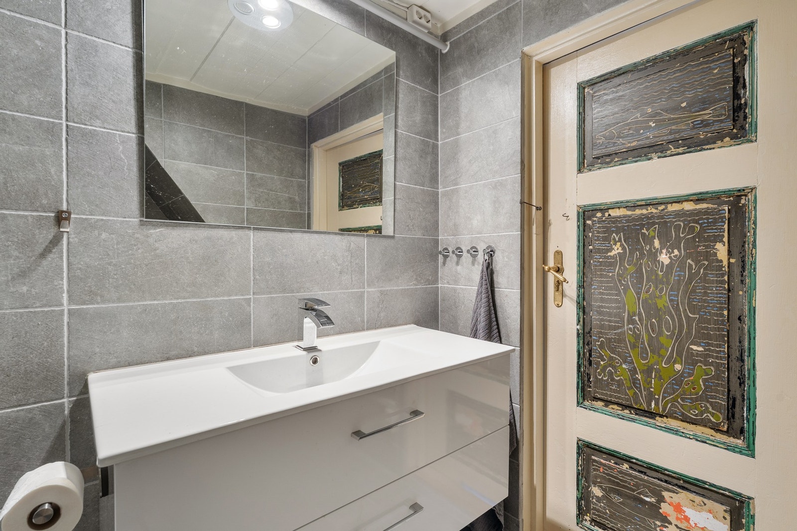 Badet er flislagt og elektriske varmekabler. Galleribilde