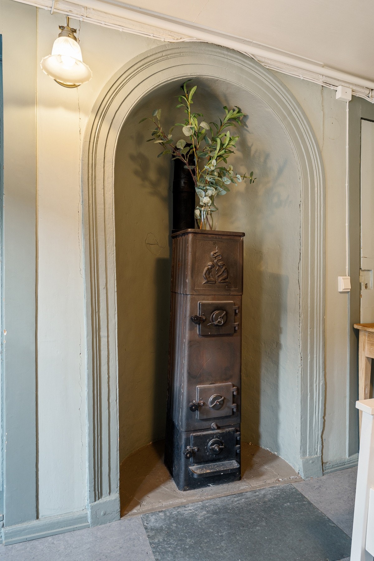 Det største soverommet har en lekker vedovn som gir både varme og stemning. Galleribilde