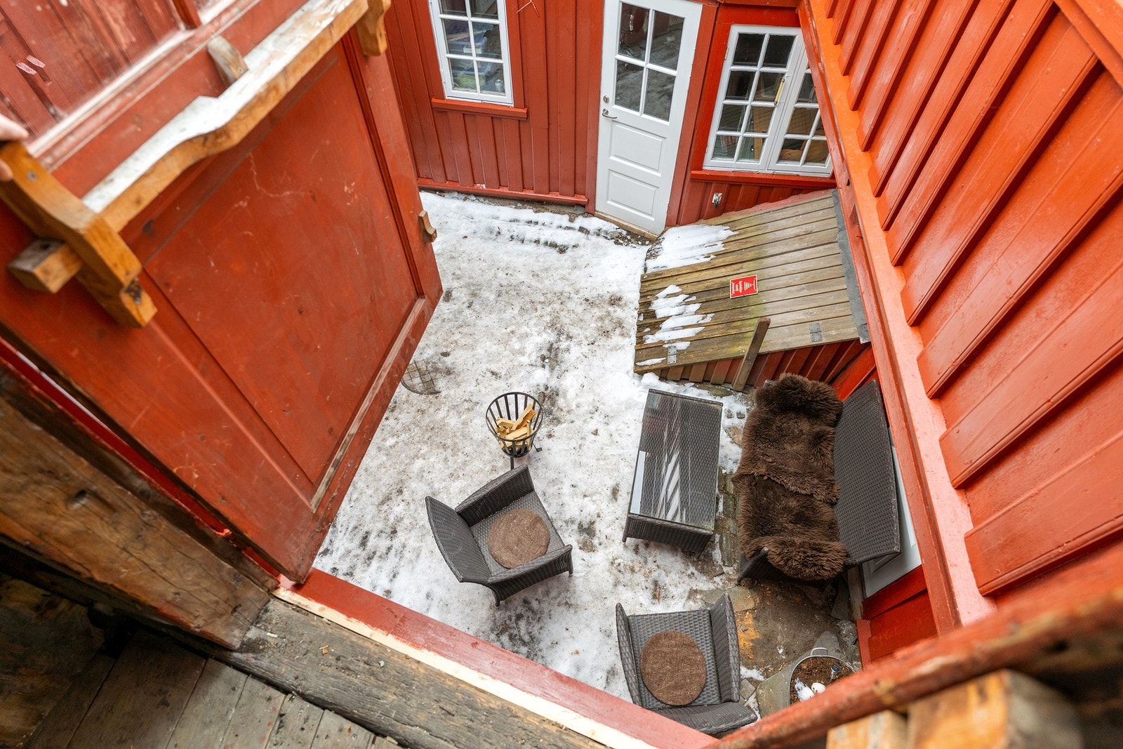 Oversiktsbilde av bakgården. Galleribilde