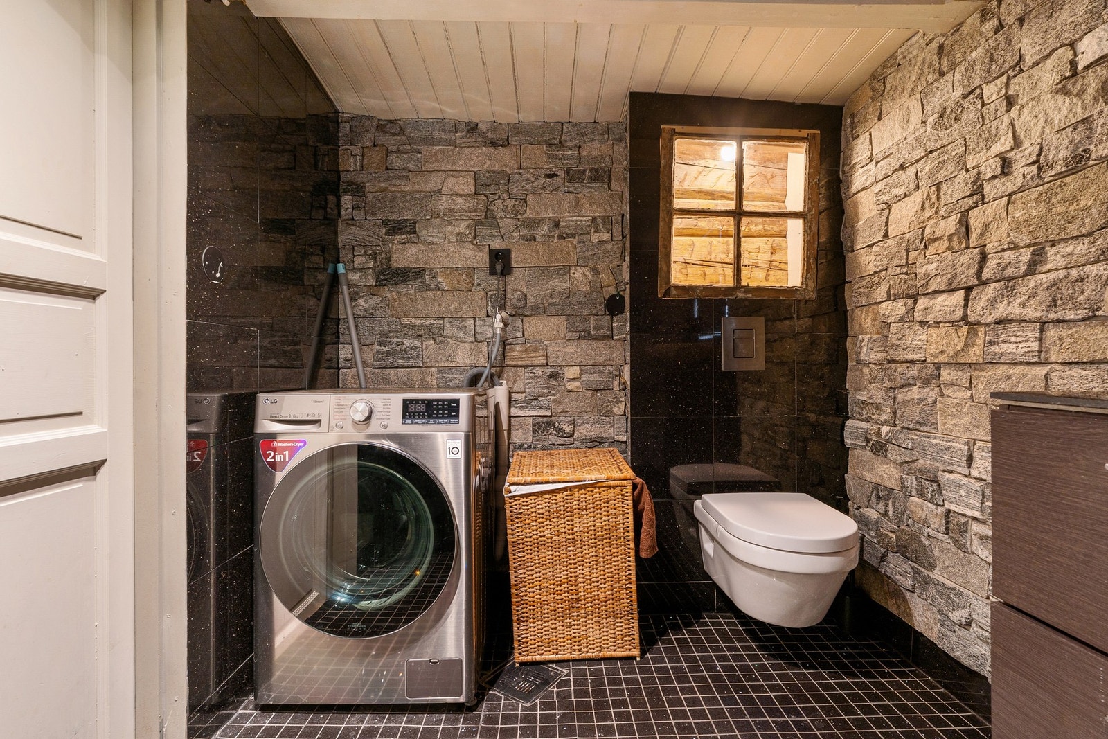 Badet er utstyrt med vegghengt WC, opplegg for vaskemaskin, gulvvarme og øvrige moderne fasiliteter. Galleribilde