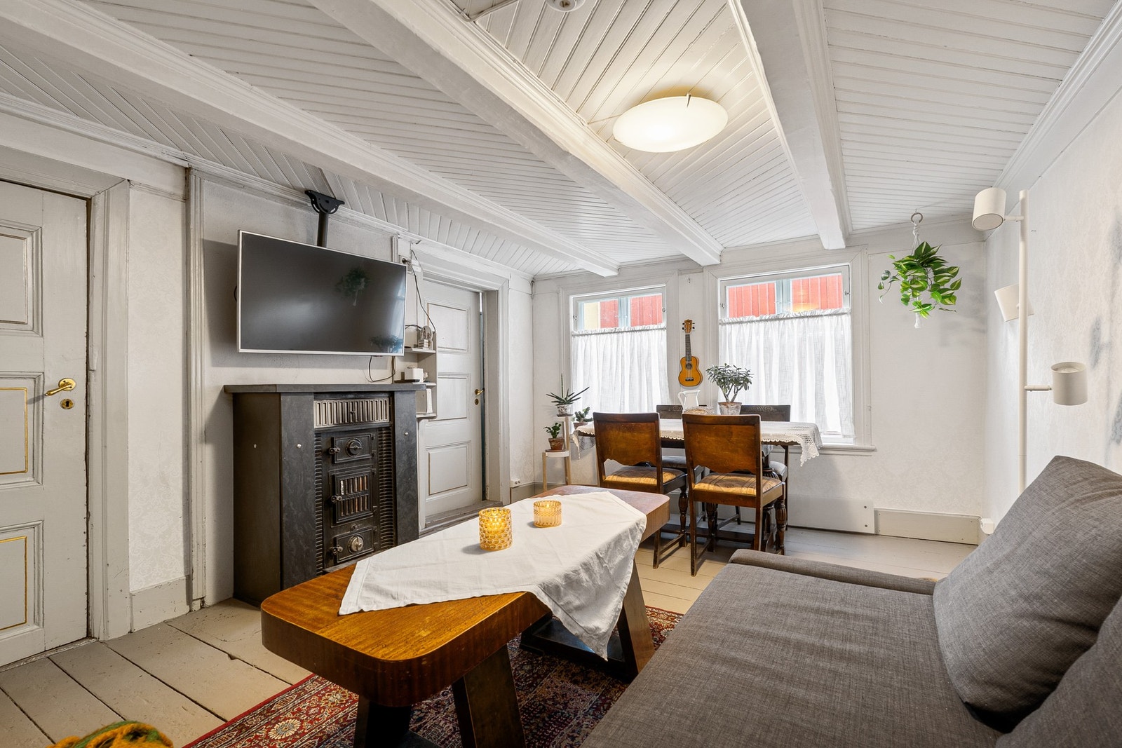 Planløsningen i 1. etasje byr på stue, kjøkken og to soverom. Galleribilde