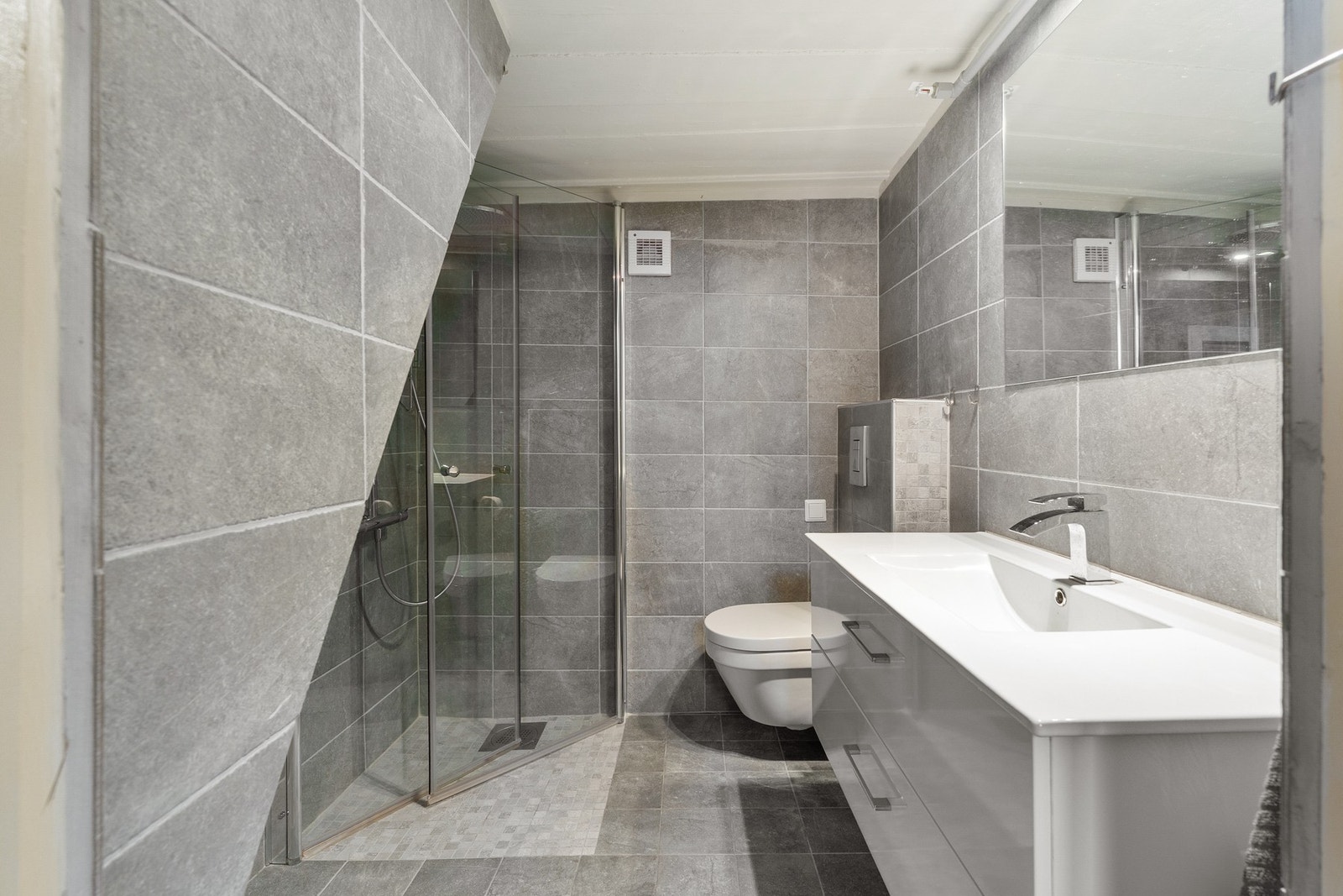 Badet i 2 etasjen ble oppusset i 2021. Galleribilde