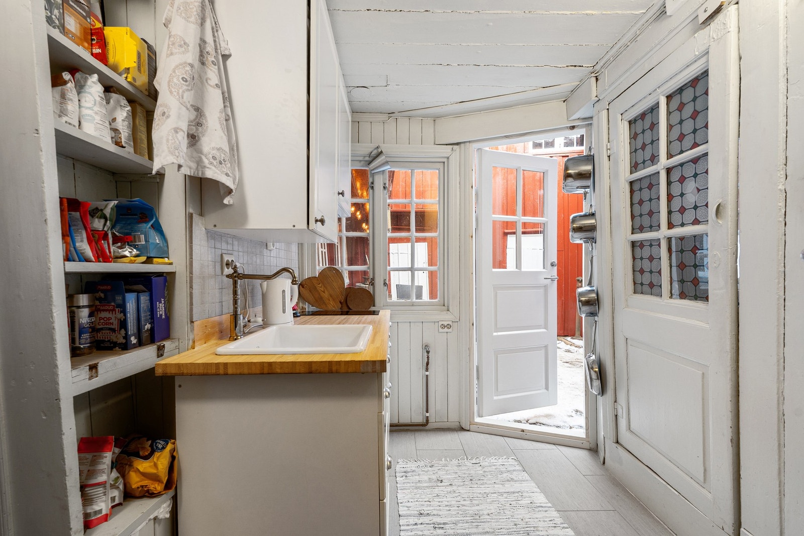 Fra kjøkkenet er det direkte utgang til bakgården via nylig skiftet dør. Galleribilde