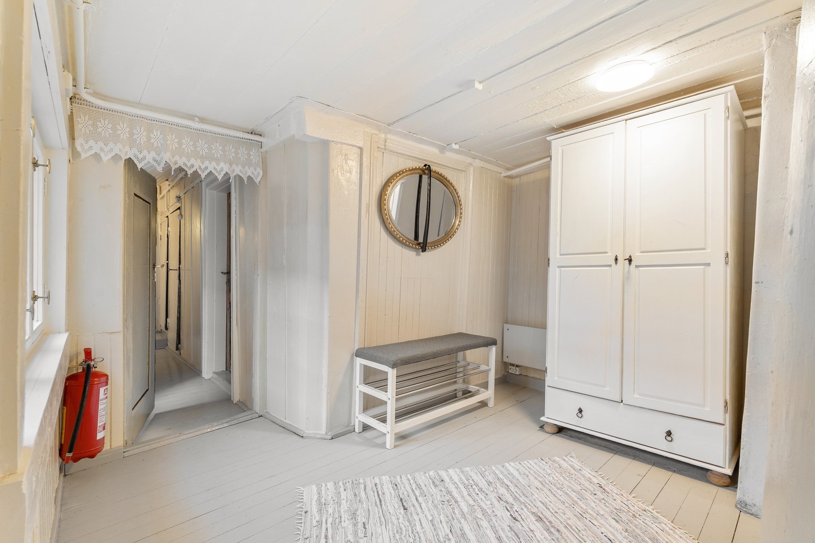 Gang mellom rommene. Galleribilde