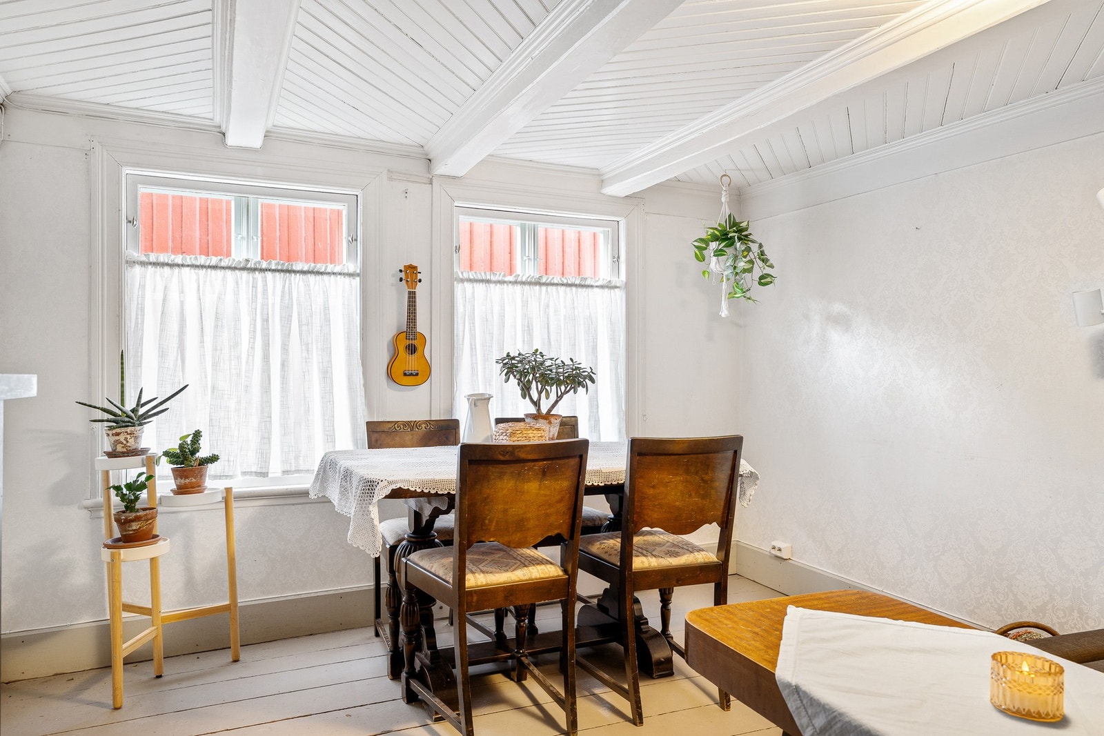 Oppholdsrommene har rikelig med naturlig lys. Galleribilde