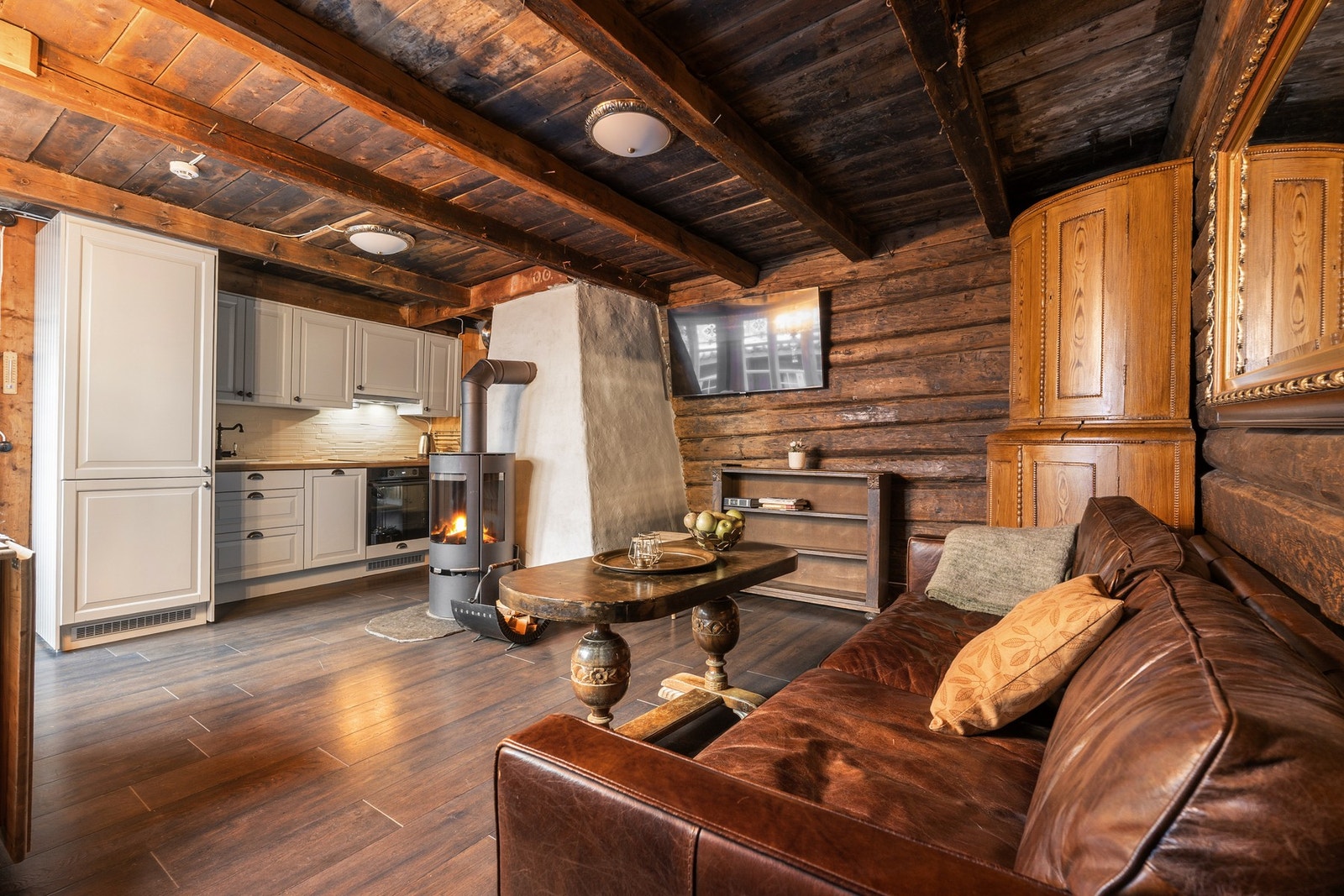 I leiligheten i 2 etasje er det satt inn et lekkert kjøkken og nyere gulv. Galleribilde