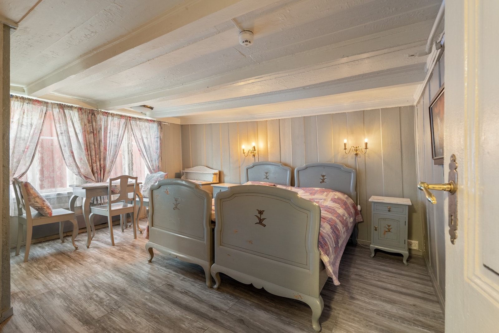 Stort og romslig hovedsoverom på hele 14,5 kvadratmeter, med god plass til dobbeltseng, garderobeløsning og øvrig møblement. Galleribilde