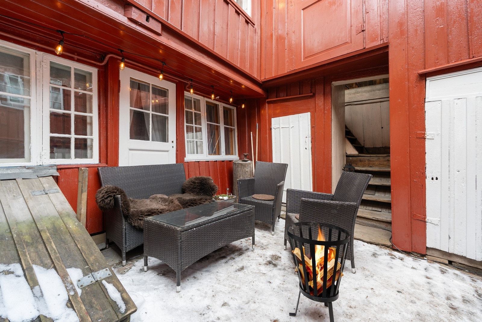 Sjarmerende og stemningsfull bakgård med fleksible bruksområder. Galleribilde