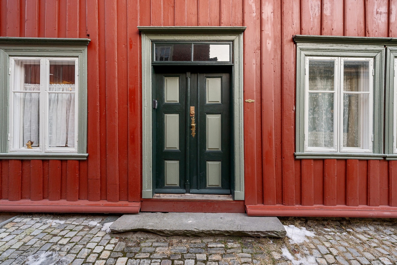 Bygården ble oppført ca. 1836, og har de siste årene gjennomgått en omfattende og gjennomført renoverings prosess. Galleribilde