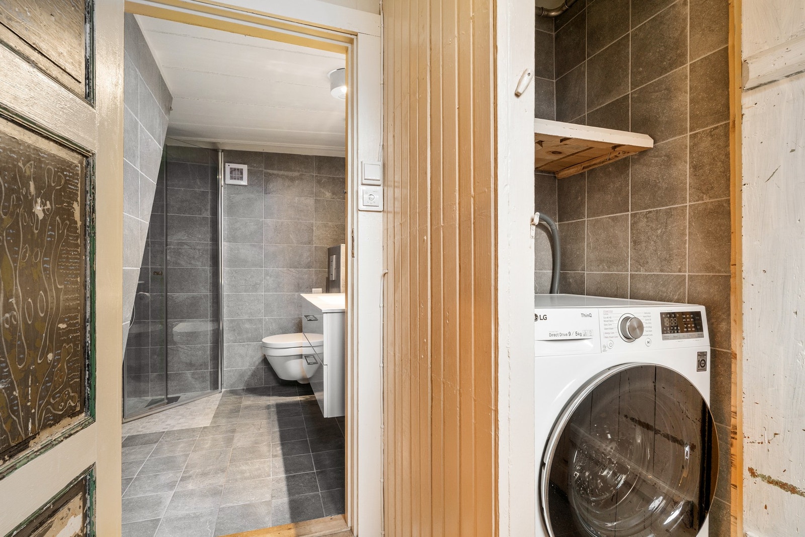 Praktisk og smart nisje med plass til vaskemaskin. Galleribilde