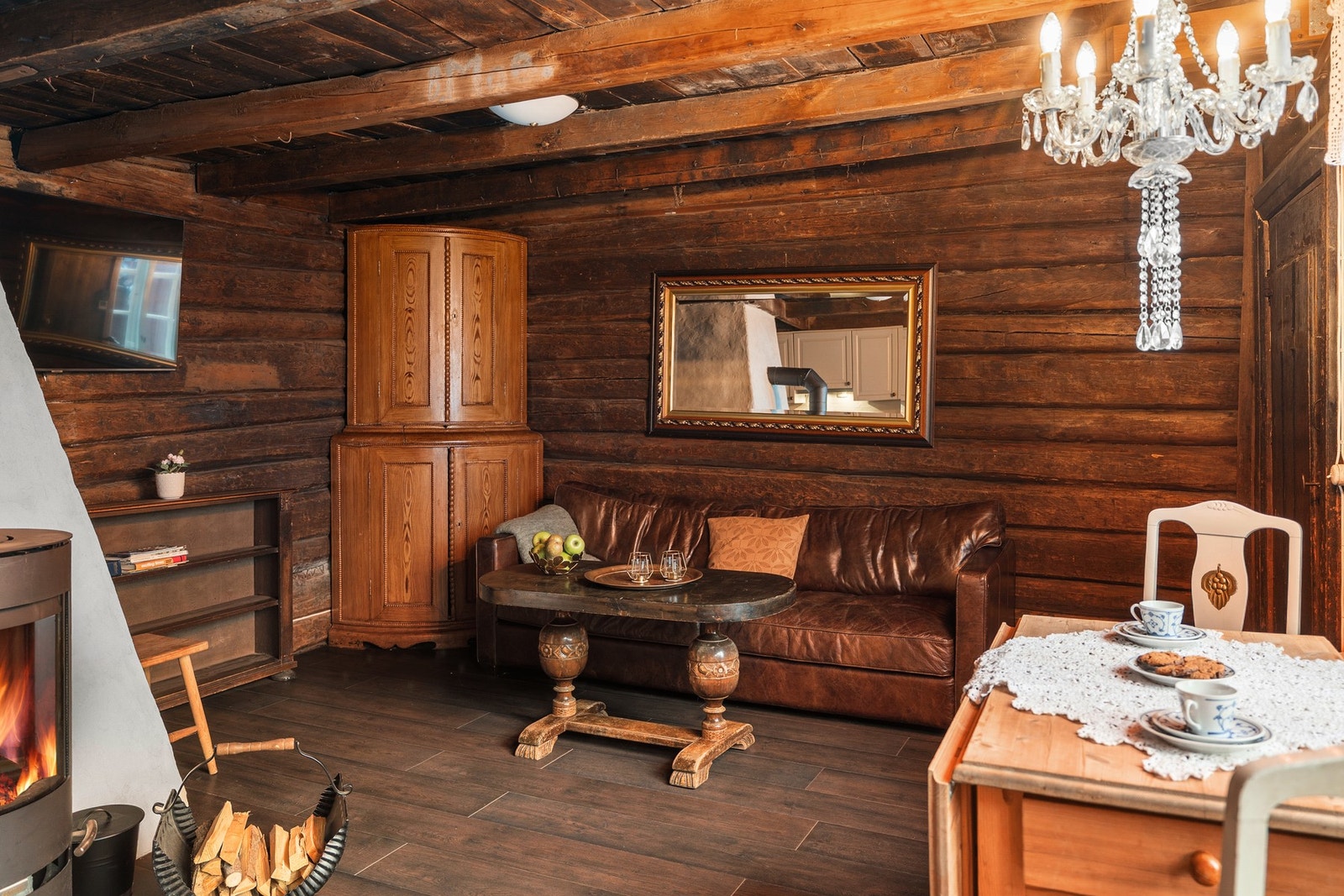 Leiligheten i 2. etasje er innholdsrik og består blant annet av en åpen stue- og kjøkkenløsning, to soverom og et mindre kontor tilknyttet det ene soverommet. Galleribilde