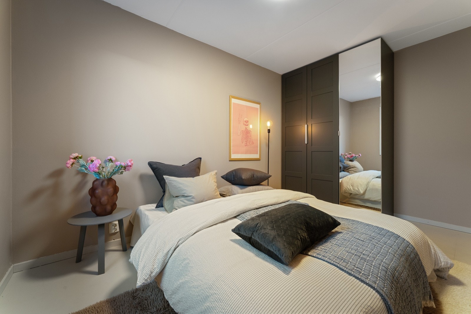 På hovedsoverommet finner man også skyvedørsgarderobe. Galleribilde