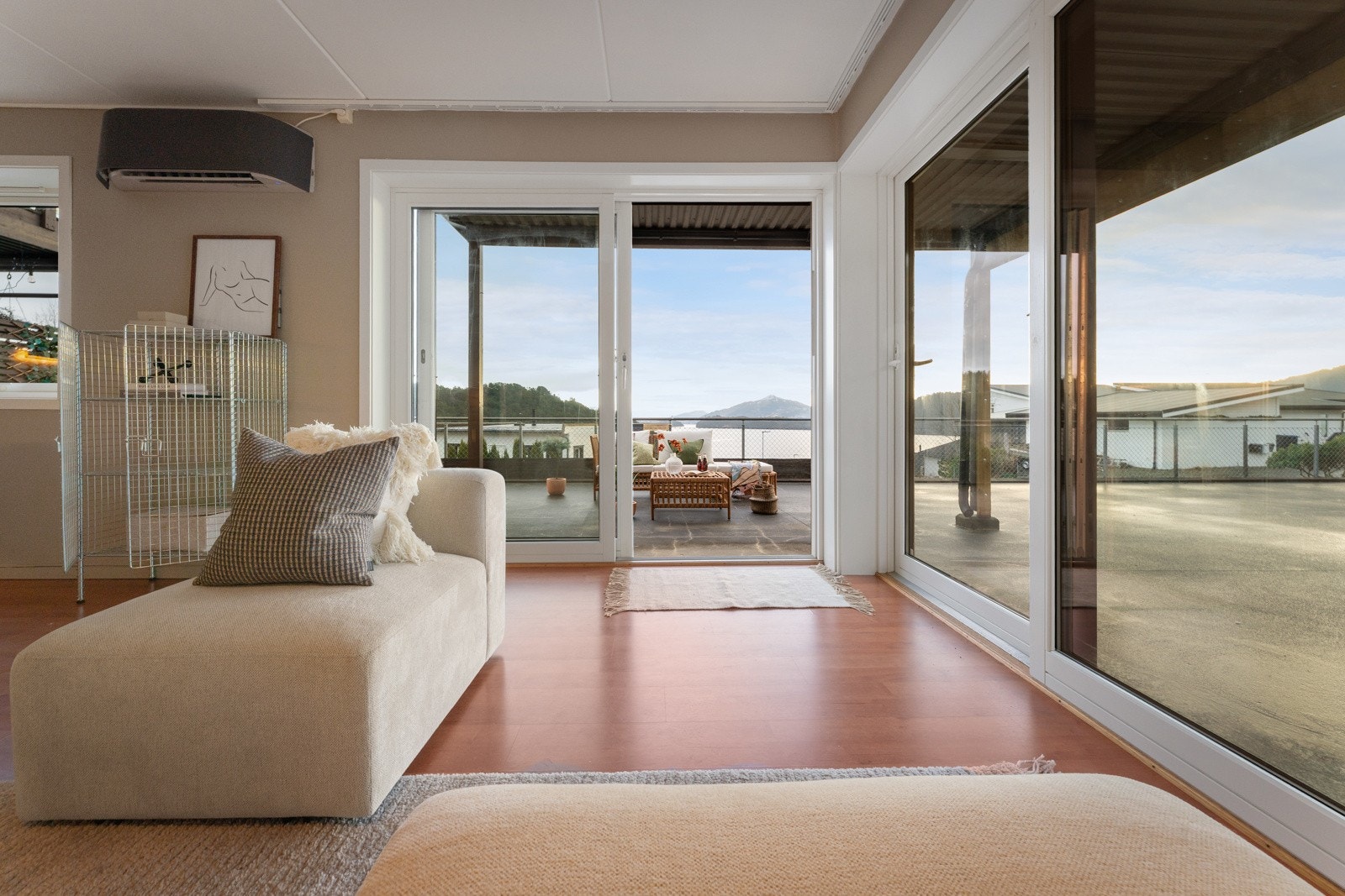 Fra stuen har man utgang til stor solrik uteplass. Galleribilde