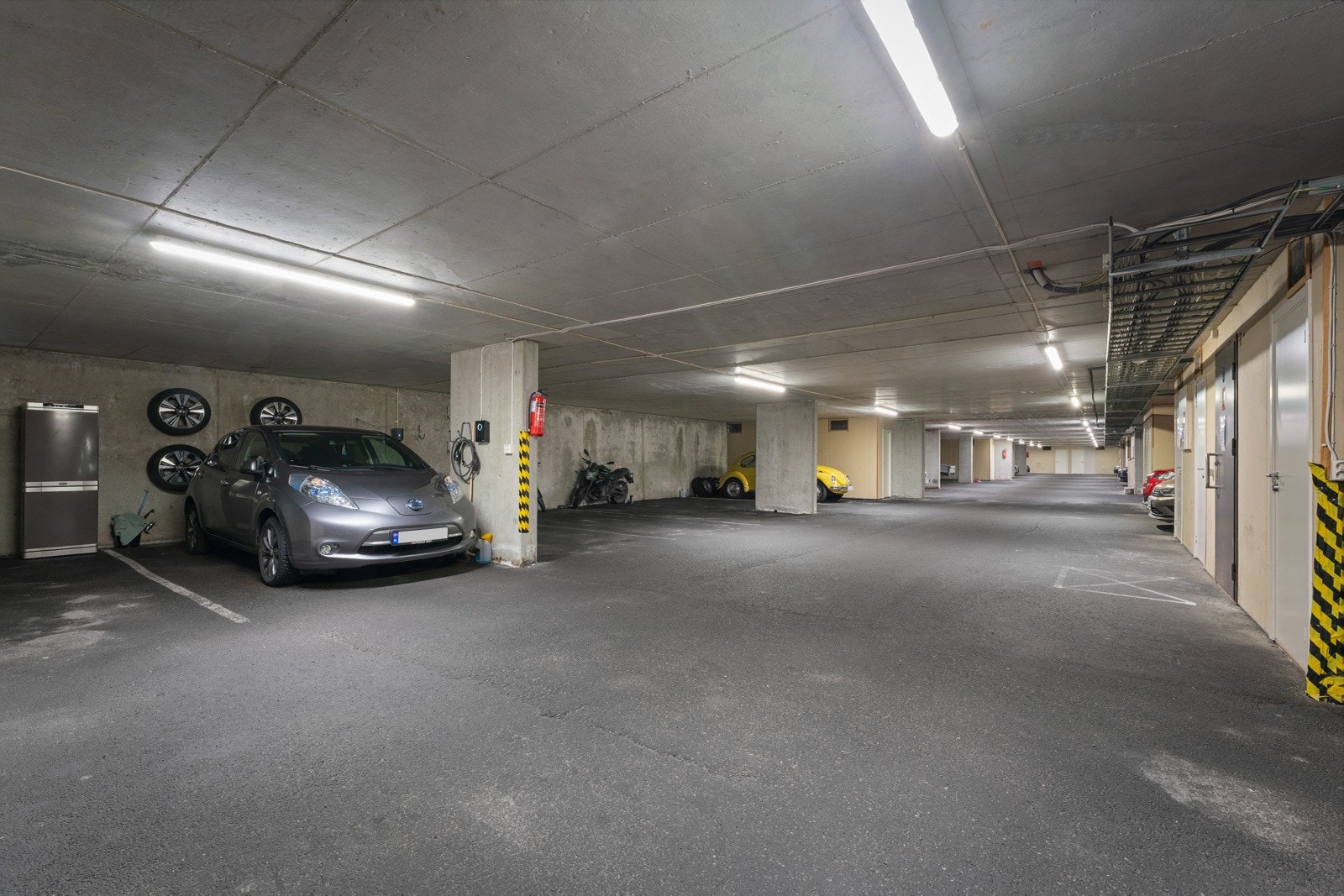 Tilhørende leiligheten har man fast parkeringsplass med elbil lader i felles garasjeanlegg. Her finner man også tilhørende bod. Heis i bygget. Galleribilde