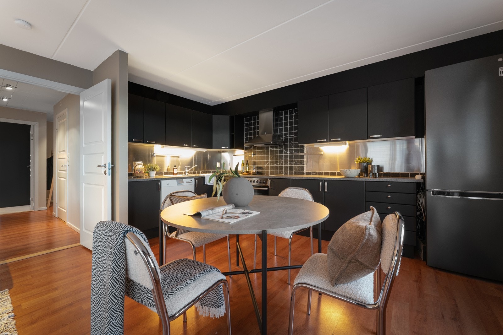 Stue med åpen kjøkkenløsning. Galleribilde